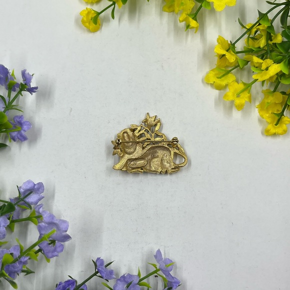 Danecraft Signed Vintage Gold Plated and Enamel Lion and Friends Brooch - Picture 5 of 7